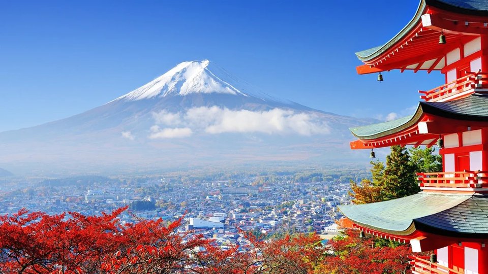 Le mont Fuji enneigé et la pagode Chureito au-dessus des érables d'automne